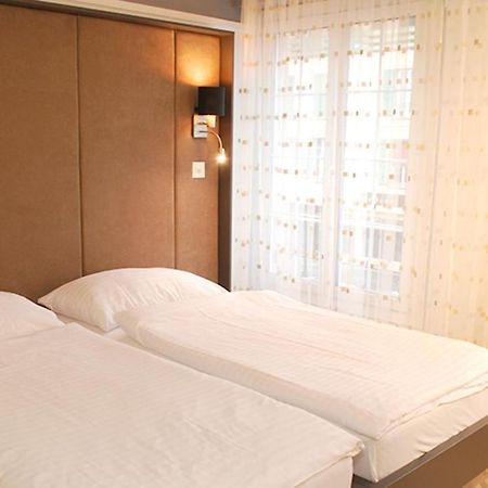 Hotel De La Vieille Tour ลาตูร์เดอเปลซ์ ภายนอก รูปภาพ