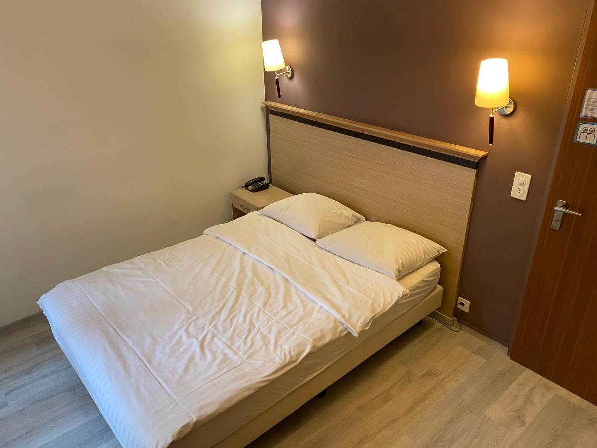Hotel De La Vieille Tour ลาตูร์เดอเปลซ์ ภายนอก รูปภาพ