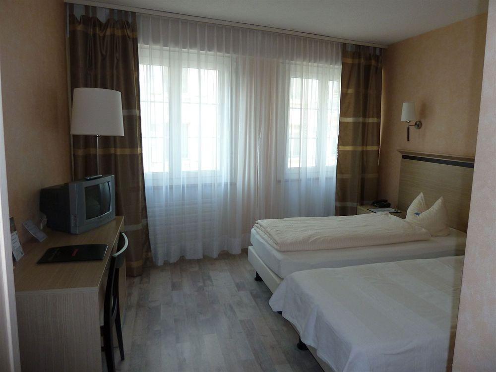 Hotel De La Vieille Tour ลาตูร์เดอเปลซ์ ภายนอก รูปภาพ