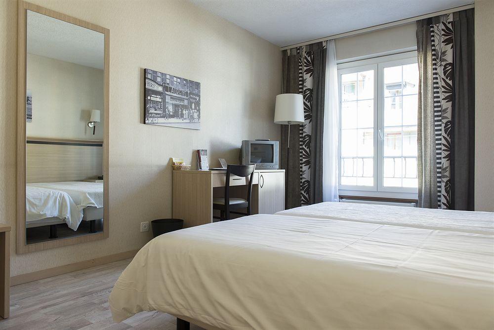 Hotel De La Vieille Tour ลาตูร์เดอเปลซ์ ภายนอก รูปภาพ