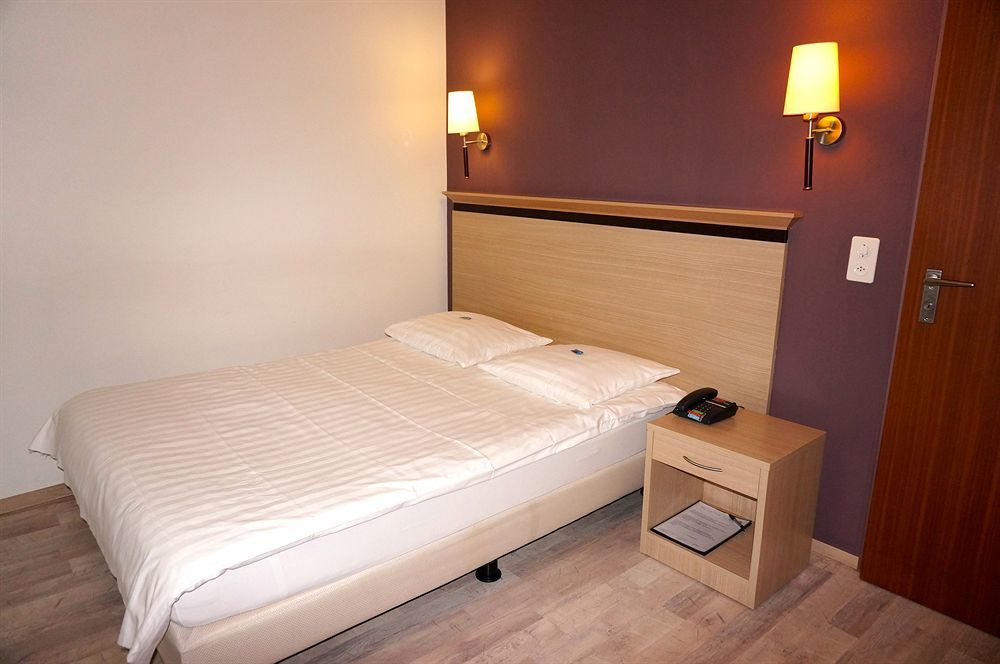 Hotel De La Vieille Tour ลาตูร์เดอเปลซ์ ภายนอก รูปภาพ