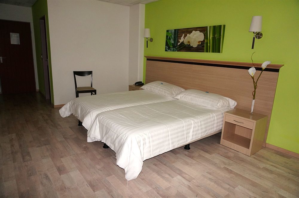 Hotel De La Vieille Tour ลาตูร์เดอเปลซ์ ภายนอก รูปภาพ
