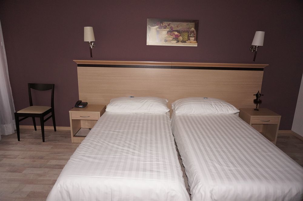 Hotel De La Vieille Tour ลาตูร์เดอเปลซ์ ภายนอก รูปภาพ