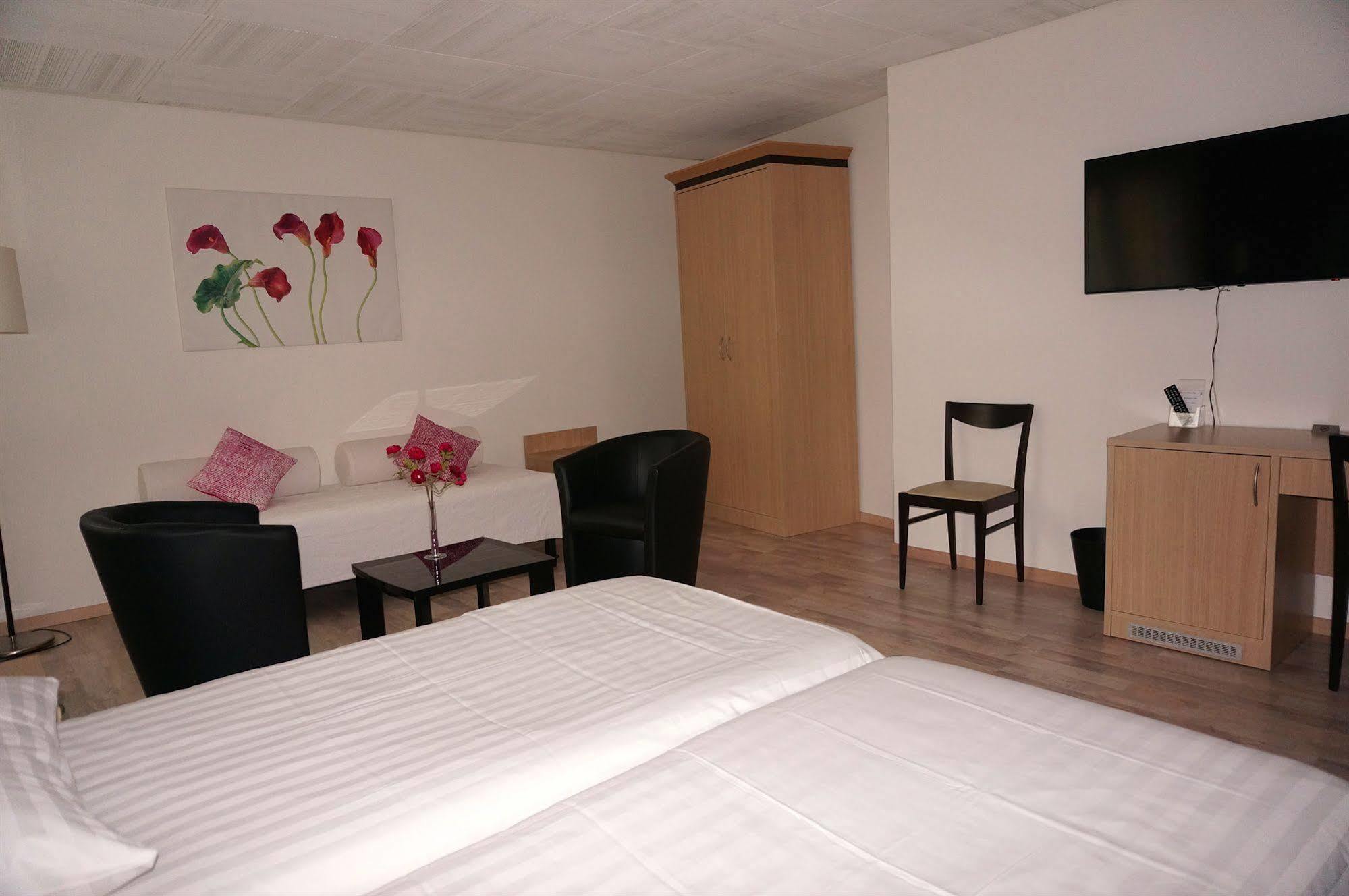 Hotel De La Vieille Tour ลาตูร์เดอเปลซ์ ภายนอก รูปภาพ