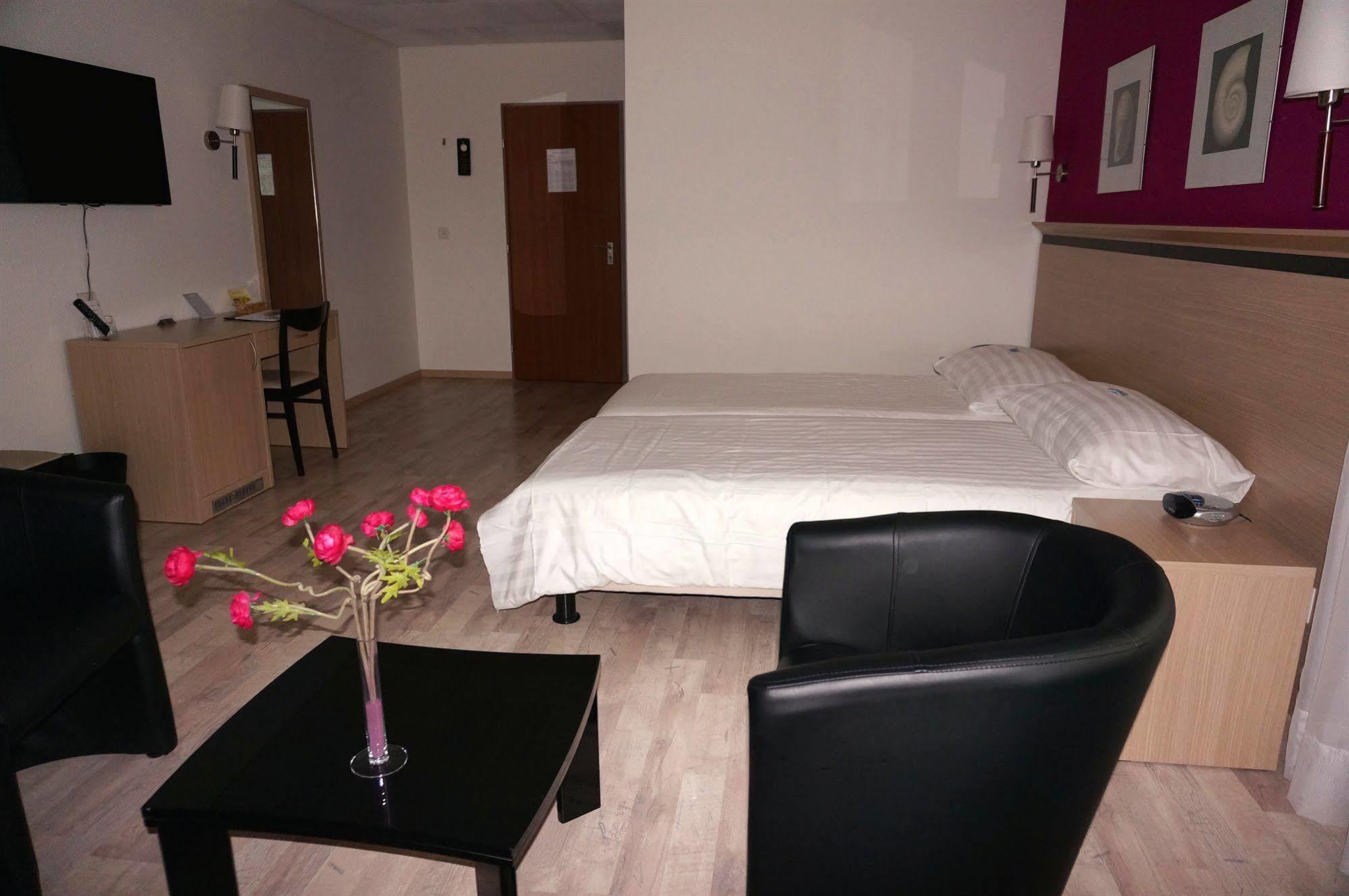 Hotel De La Vieille Tour ลาตูร์เดอเปลซ์ ภายนอก รูปภาพ