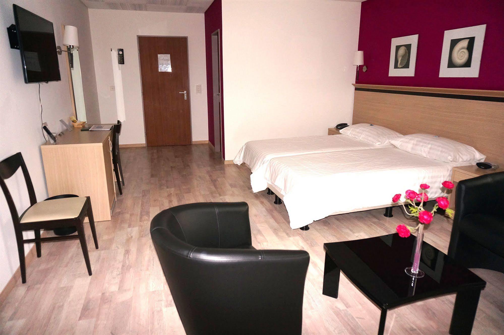 Hotel De La Vieille Tour ลาตูร์เดอเปลซ์ ภายนอก รูปภาพ
