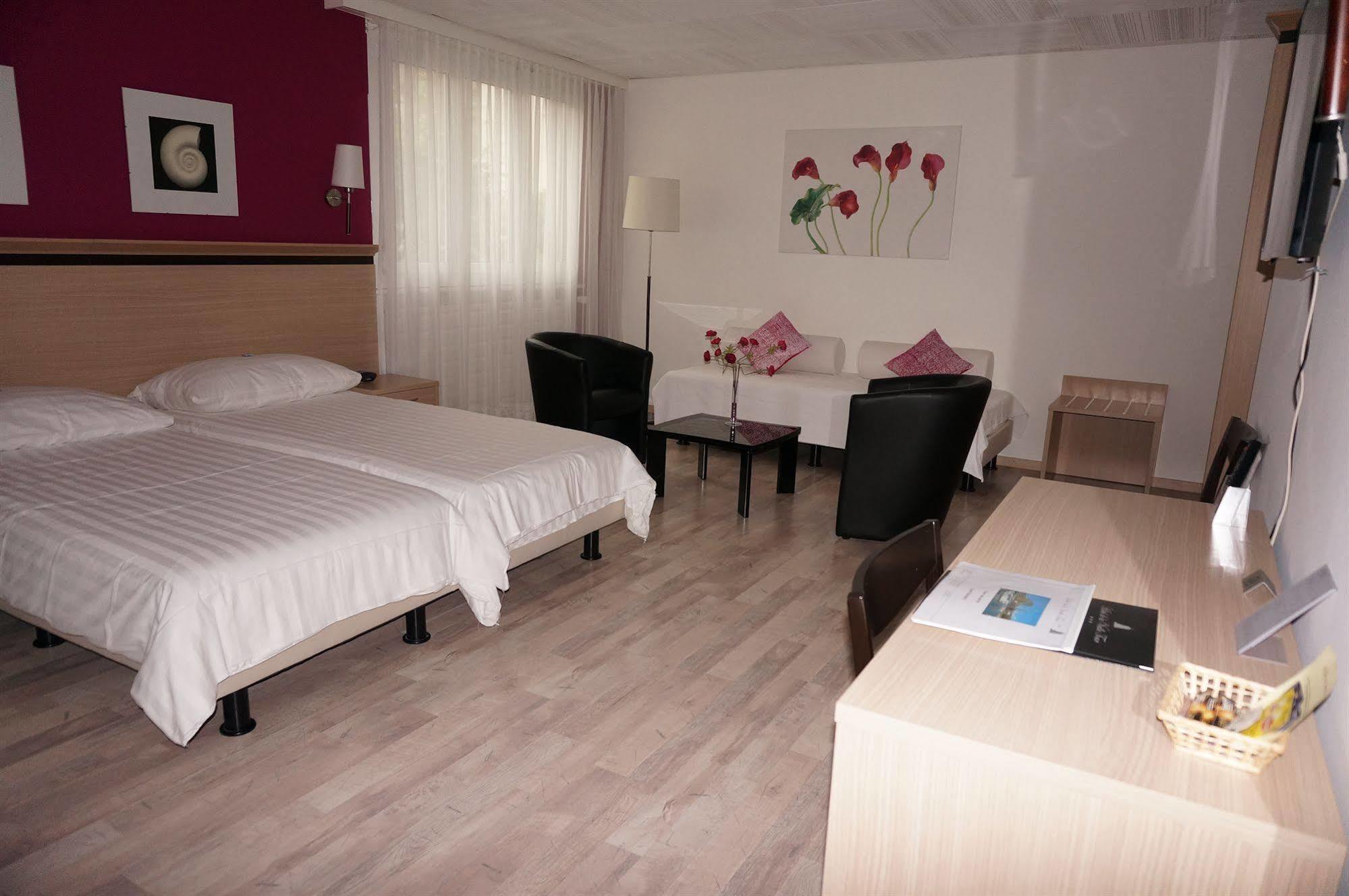Hotel De La Vieille Tour ลาตูร์เดอเปลซ์ ภายนอก รูปภาพ
