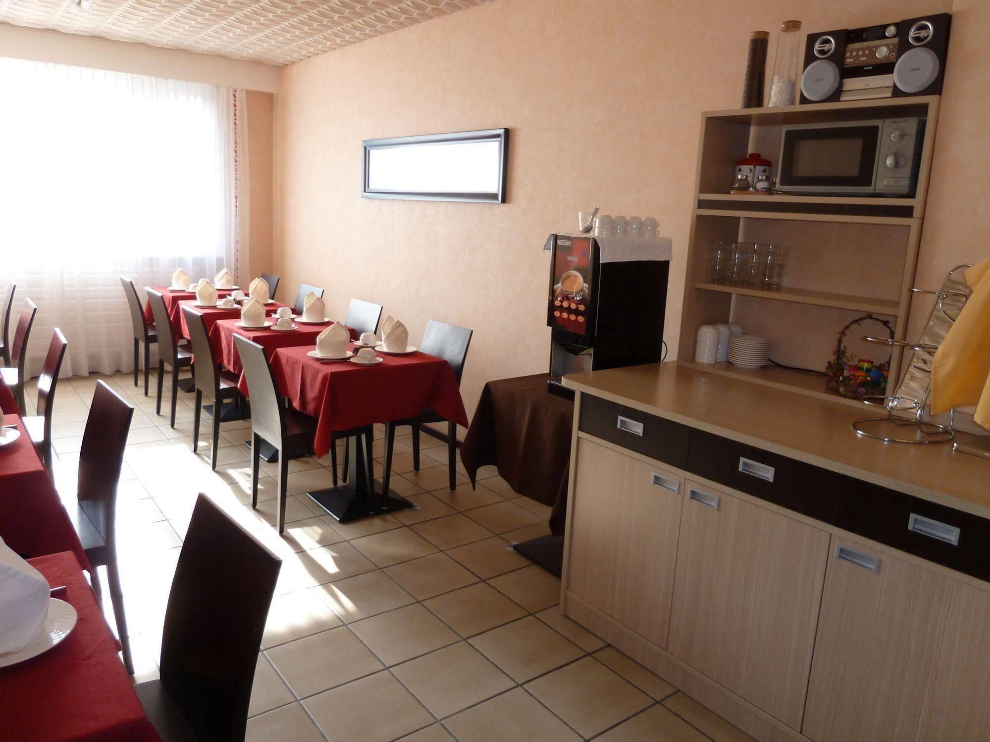 Hotel De La Vieille Tour ลาตูร์เดอเปลซ์ ภายนอก รูปภาพ
