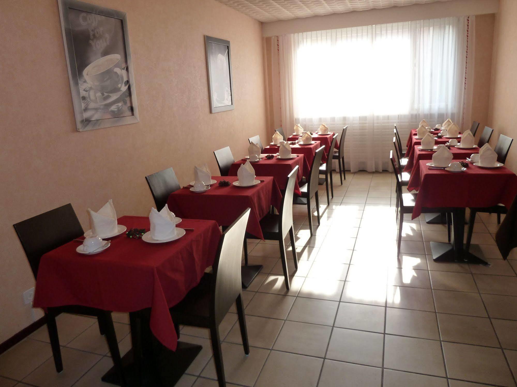 Hotel De La Vieille Tour ลาตูร์เดอเปลซ์ ภายนอก รูปภาพ