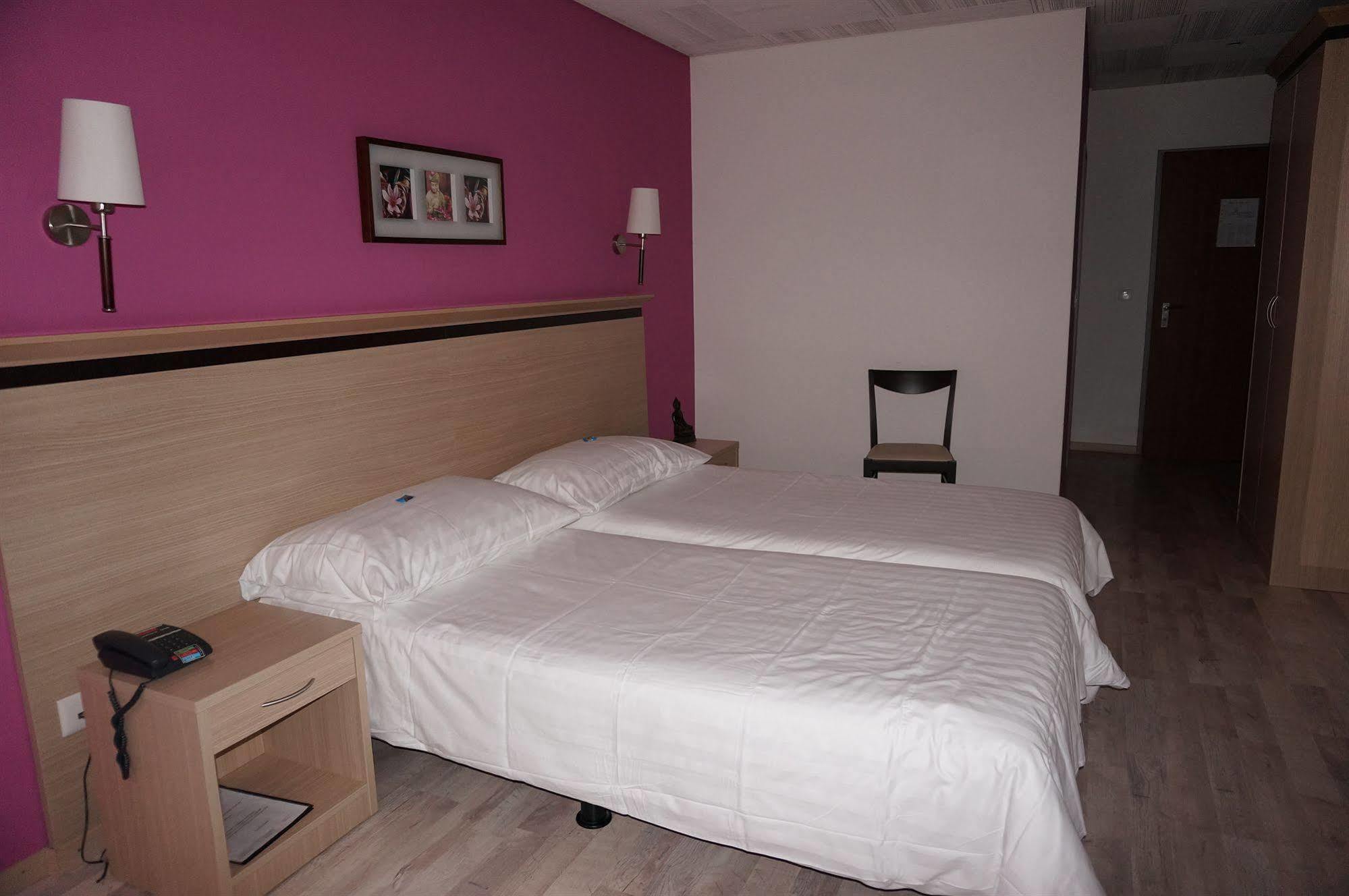 Hotel De La Vieille Tour ลาตูร์เดอเปลซ์ ภายนอก รูปภาพ