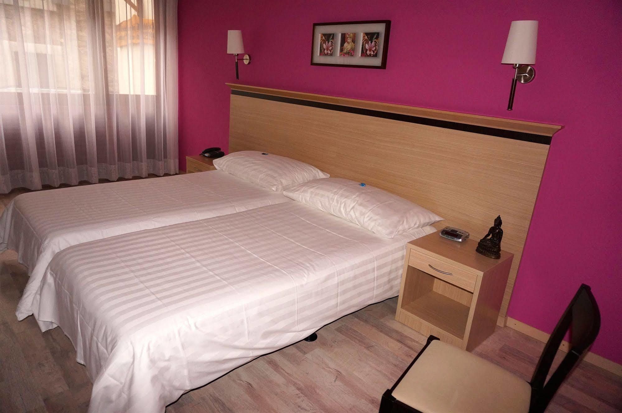 Hotel De La Vieille Tour ลาตูร์เดอเปลซ์ ภายนอก รูปภาพ