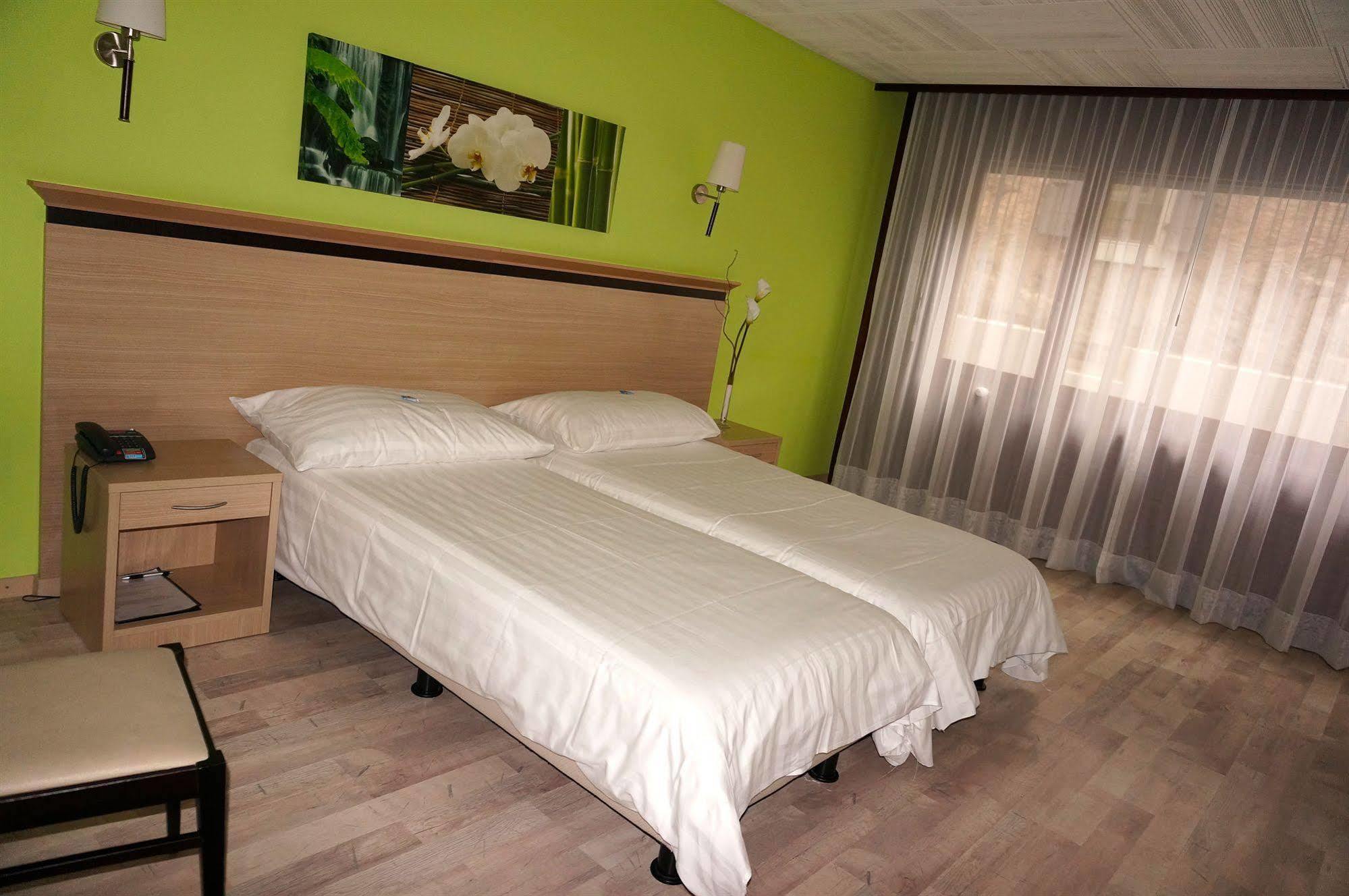 Hotel De La Vieille Tour ลาตูร์เดอเปลซ์ ภายนอก รูปภาพ