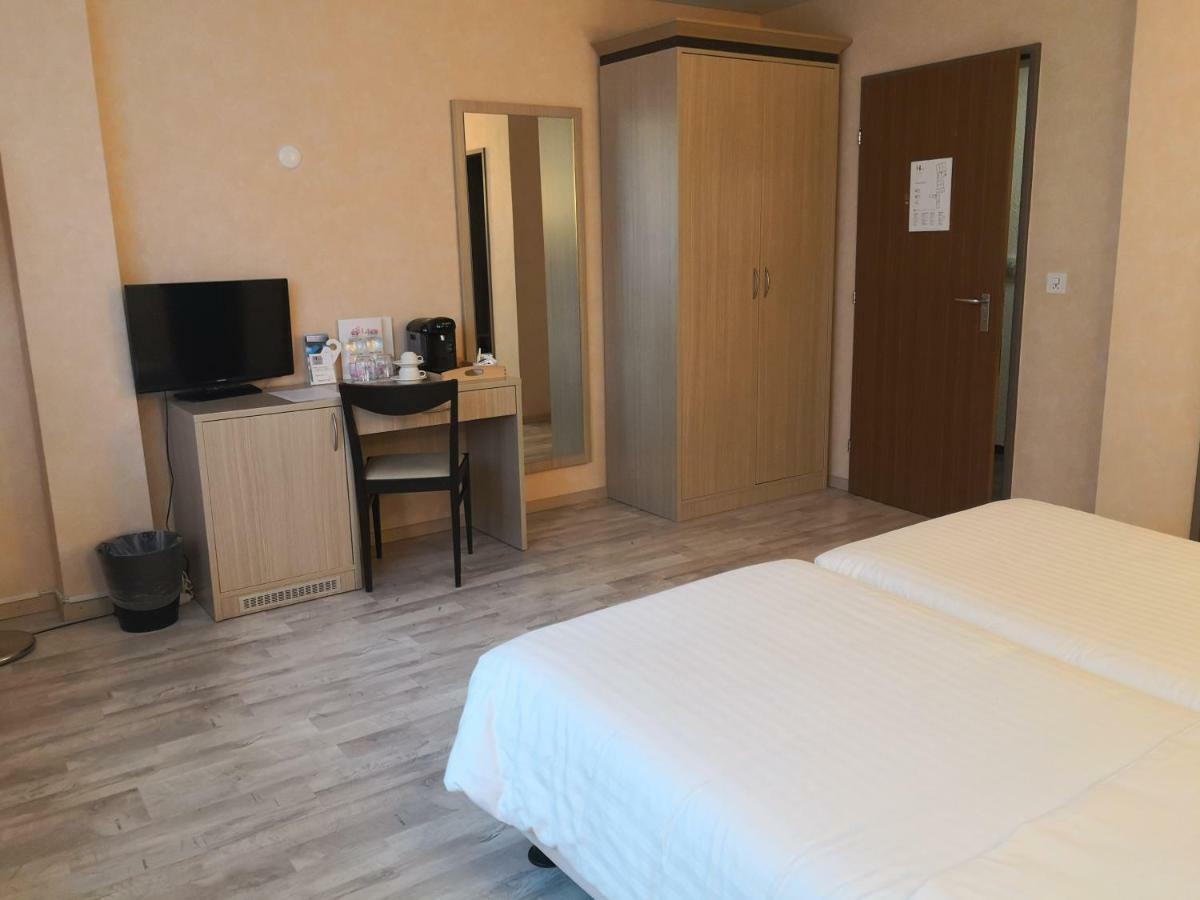 Hotel De La Vieille Tour ลาตูร์เดอเปลซ์ ภายนอก รูปภาพ