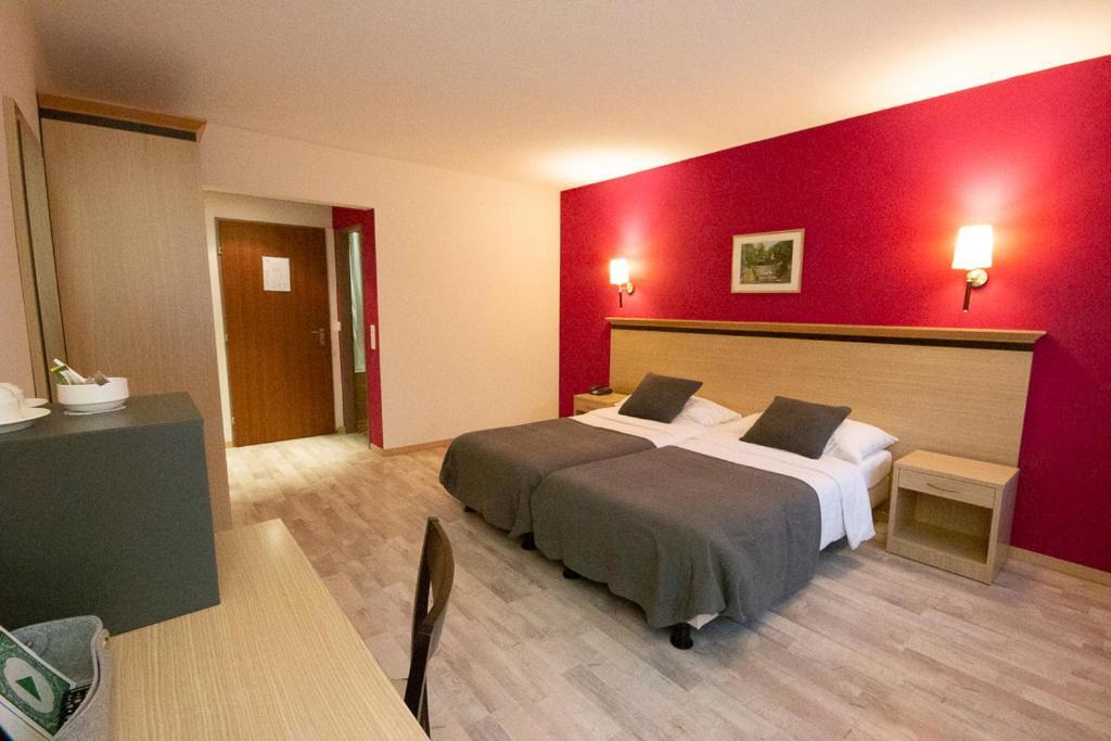 Hotel De La Vieille Tour ลาตูร์เดอเปลซ์ ภายนอก รูปภาพ