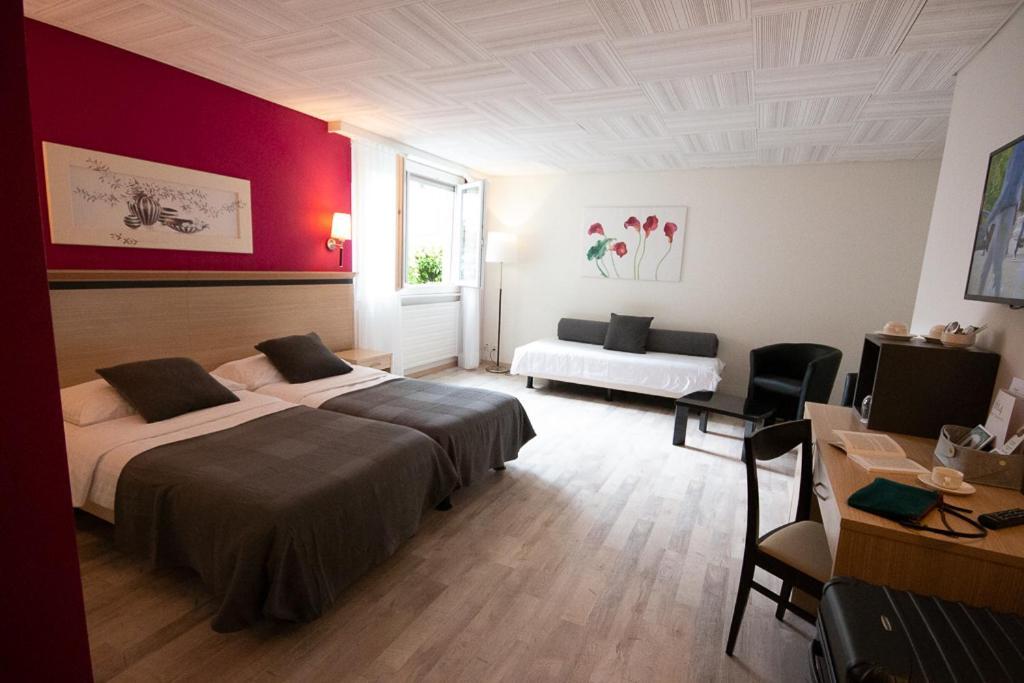 Hotel De La Vieille Tour ลาตูร์เดอเปลซ์ ภายนอก รูปภาพ