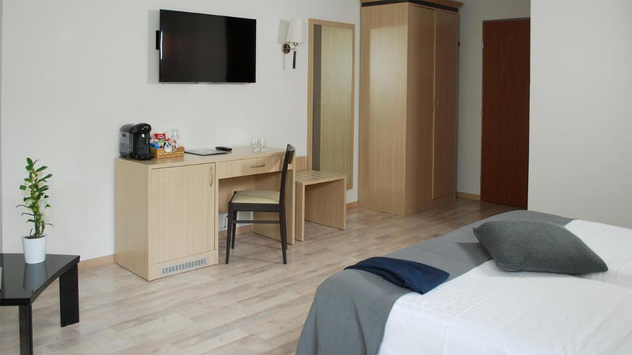 Hotel De La Vieille Tour ลาตูร์เดอเปลซ์ ภายนอก รูปภาพ