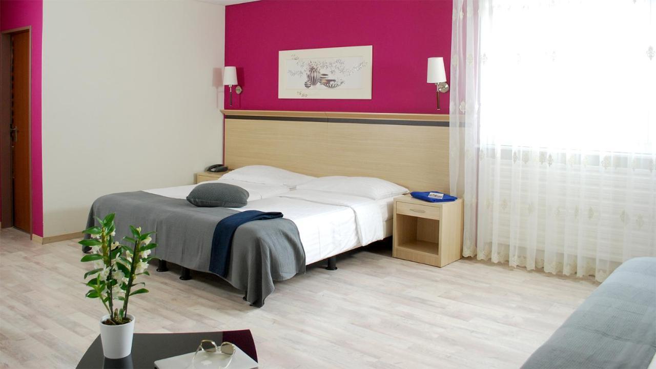 Hotel De La Vieille Tour ลาตูร์เดอเปลซ์ ภายนอก รูปภาพ