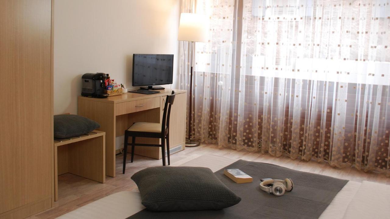 Hotel De La Vieille Tour ลาตูร์เดอเปลซ์ ภายนอก รูปภาพ