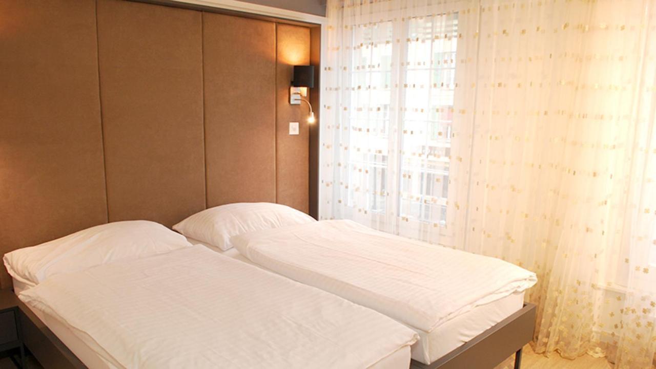 Hotel De La Vieille Tour ลาตูร์เดอเปลซ์ ภายนอก รูปภาพ