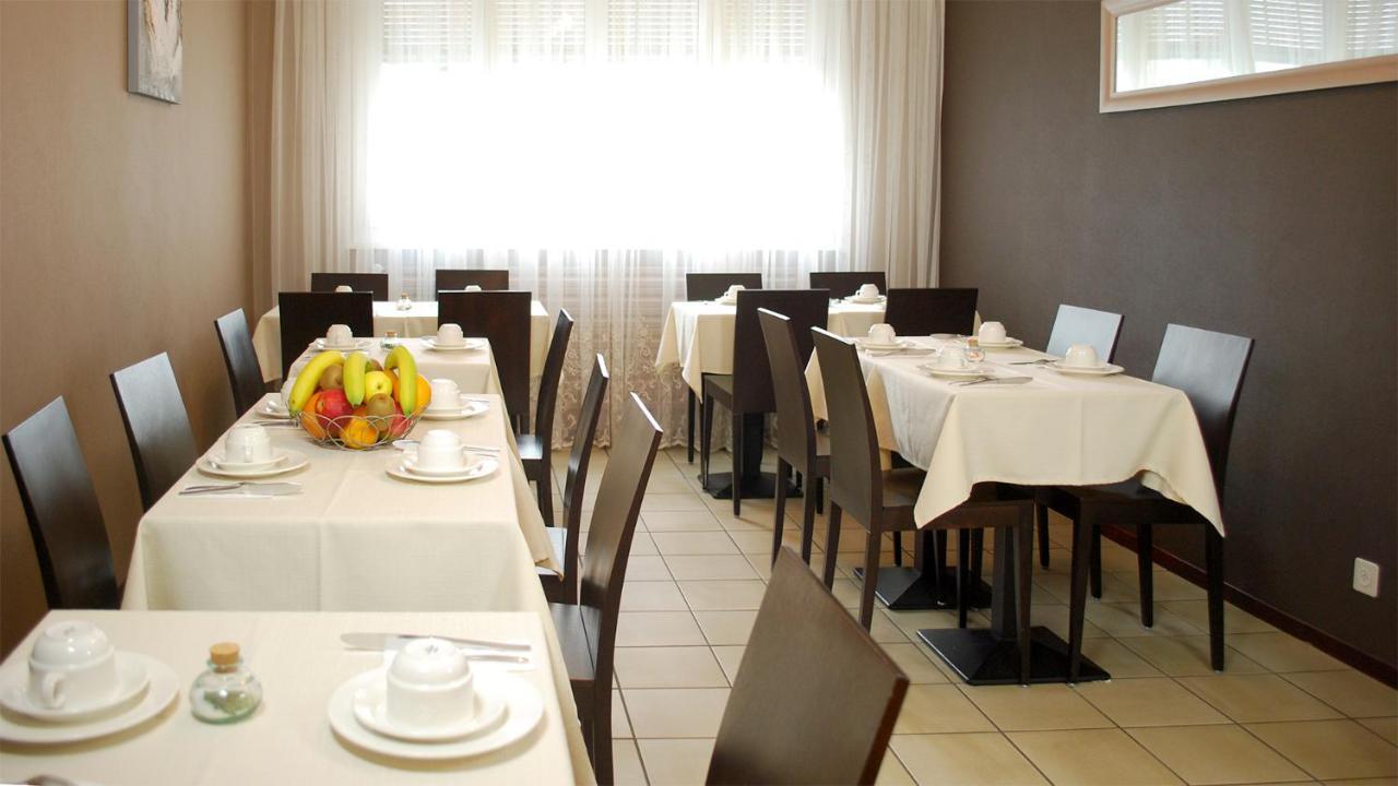 Hotel De La Vieille Tour ลาตูร์เดอเปลซ์ ภายนอก รูปภาพ