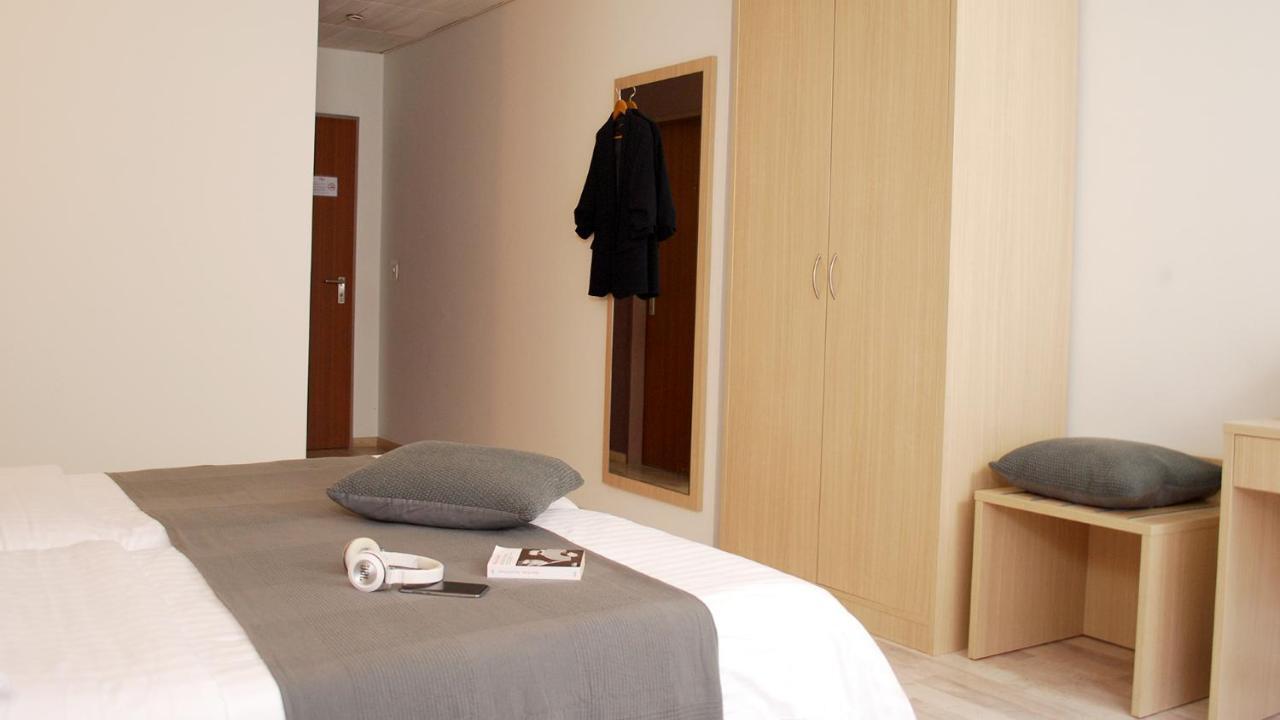 Hotel De La Vieille Tour ลาตูร์เดอเปลซ์ ภายนอก รูปภาพ