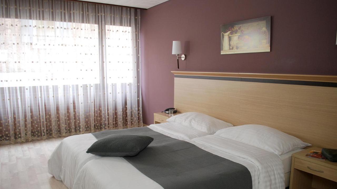 Hotel De La Vieille Tour ลาตูร์เดอเปลซ์ ภายนอก รูปภาพ